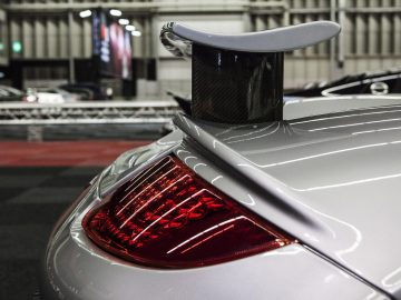 De achterkant van een zilveren sportwagen tentoongesteld op de International Amsterdam Motor Show 2018.