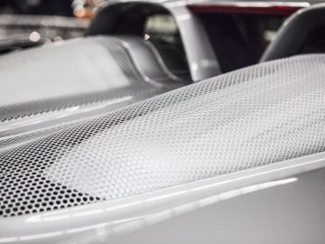 Een close-up van een zilveren auto met een mesh-grille op de International Amsterdam Motor Show 2018.