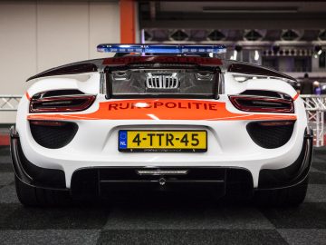 Een Porsche-politieauto tentoongesteld op de International Amsterdam Motor Show 2018 in een showroom.