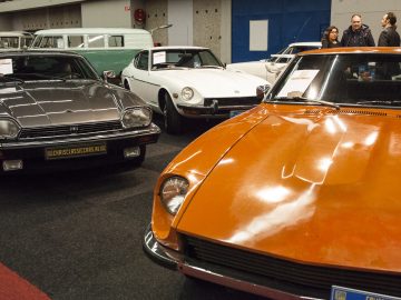 Een groep klassieke auto's geparkeerd in een kamer op de International Amsterdam Motor Show 2018.