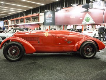 Een rode vintage auto is te zien op de International Amsterdam Motor Show 2018.