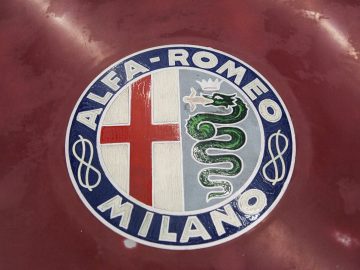 Alfa Romeo-logo op een rode auto tentoongesteld op de International Amsterdam Motor Show 2018.