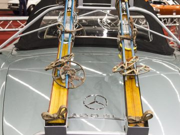 Een zilveren auto met ski's erop, tentoongesteld op de International Amsterdam Motor Show 2018.
