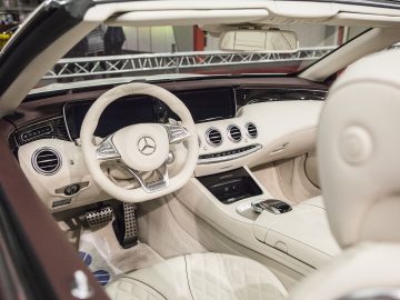 Het interieur van een Mercedes-Benz S-Klasse, tentoongesteld op de International Amsterdam Motor Show 2018.
