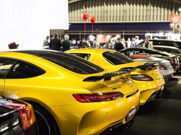 Een groep gele sportwagens geparkeerd op de International Amsterdam Motor Show 2018.