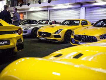 Een groep gele sportwagens geparkeerd in een garage op de International Amsterdam Motor Show 2018.