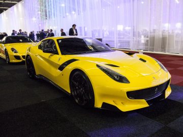 Een gele Ferrari-sportwagen is te zien op de International Amsterdam Motor Show 2018.