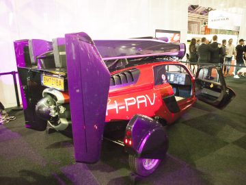 Een paarse auto is te zien op de International Amsterdam Motor Show 2018.