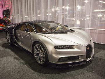 Op de International Amsterdam Motor Show 2018 is een zilveren Bugatti Chiron te zien.