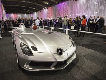Op de International Amsterdam Motor Show 2018 is een zilveren sportwagen te zien.