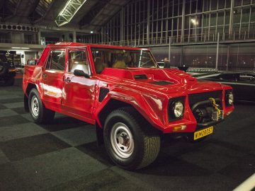 Een rode jeep staat geparkeerd in de showroom van de International Amsterdam Motor Show 2018.