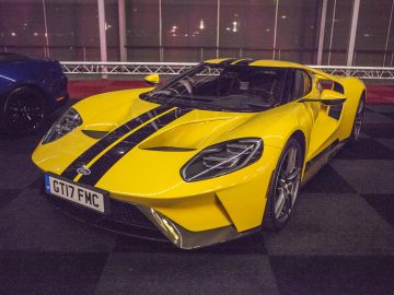 Een geel-zwarte sportwagen is 's nachts te zien op de International Amsterdam Motor Show 2018.