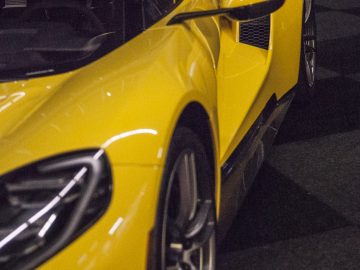 Een gele Ford GT-sportwagen is te zien op de International Amsterdam Motor Show 2018.