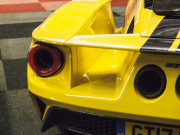 Een gele sportwagen geparkeerd in de showroom van de International Amsterdam Motor Show 2018.