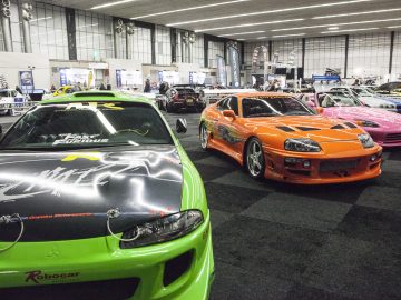 Een groep auto's geparkeerd in de garage op de International Amsterdam Motor Show 2018.
