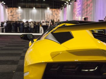 Een gele sportwagen geparkeerd op de parkeerplaats van de International Amsterdam Motor Show 2018.