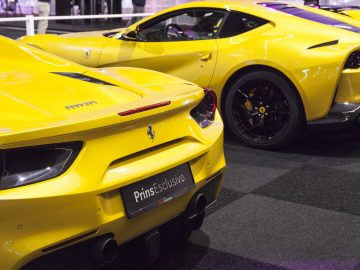 Een groep gele sportwagens te zien op de International Amsterdam Motor Show 2018.