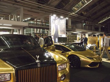 Een gouden Rolls Royce geparkeerd op de International Amsterdam Motor Show 2018.