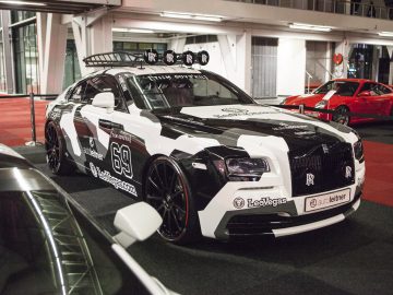 Een Rolls Royce Wraith staat geparkeerd in een garage op de International Amsterdam Motor Show 2018.