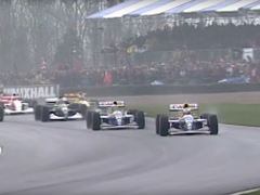 Een groep F1-rondje-auto's die over een circuit rijden.
