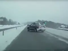 Een video van een auto die over de spekgladde wegen in Finland rijdt.