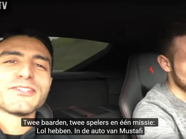 Twee mannen zitten in een Ferrari met de woorden tuzlan tv.