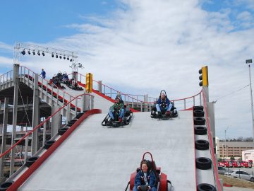 Een groep mensen in de Mario Kart-achtbaan.
