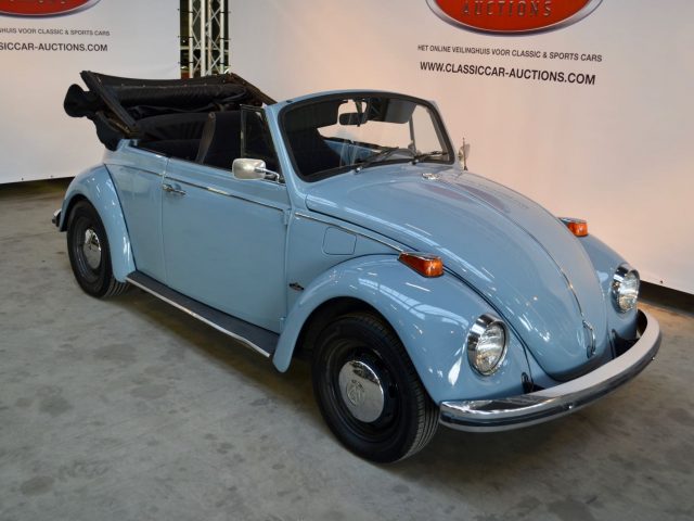 Een blauwe Volkswagen Kever geparkeerd in de showroom van Gallery Aaldering.