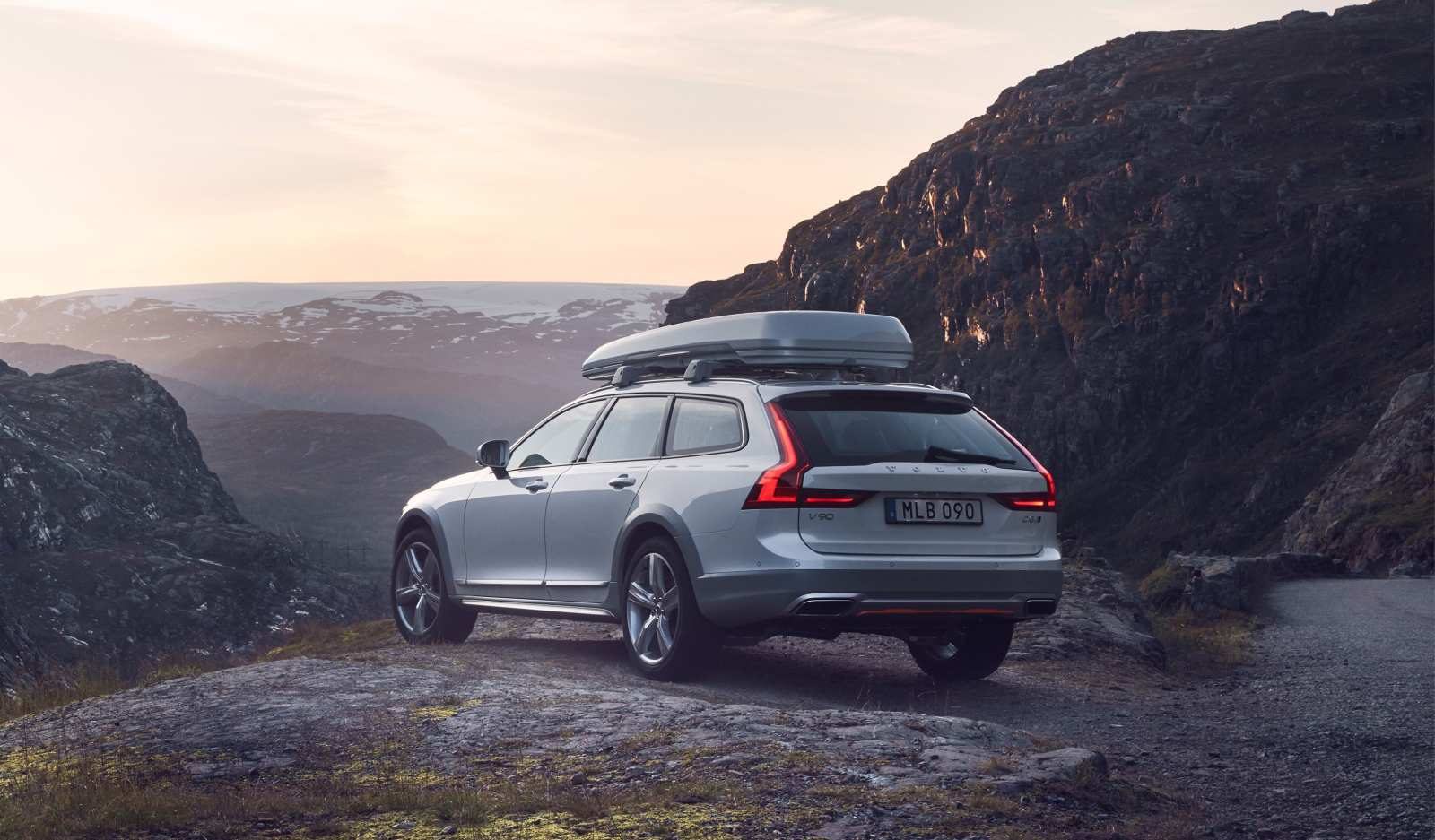 De Volvo V90 Cross Country staat tegen de zijkant van een berg geparkeerd.