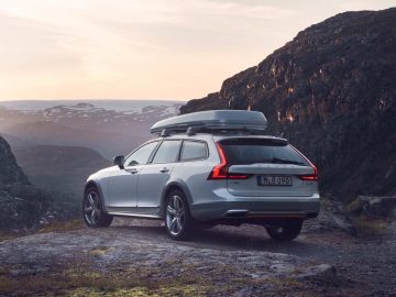 De Volvo V90 Cross Country staat tegen de zijkant van een berg geparkeerd.