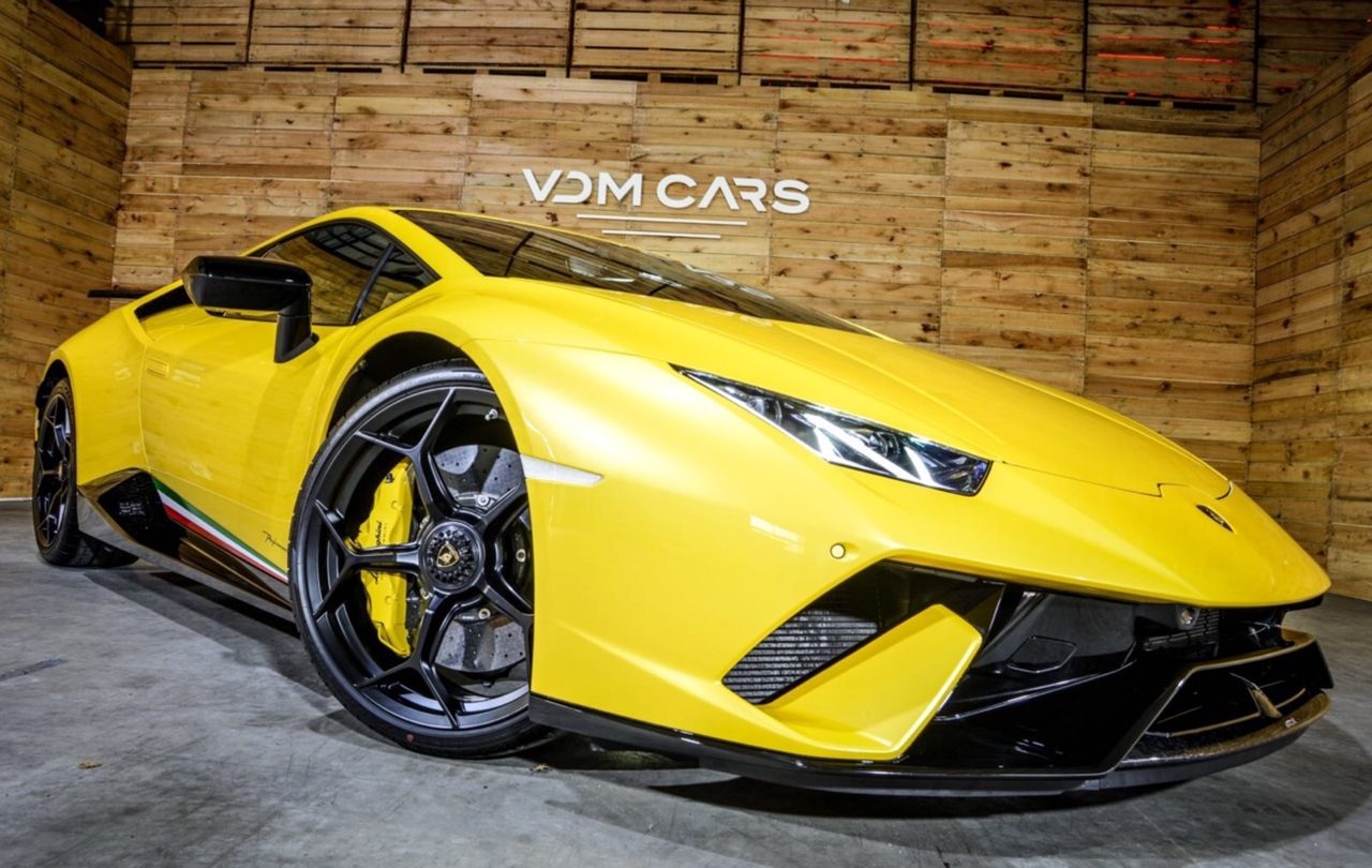 Een gele Lamborghini Huracan geparkeerd in een houten garage op de International Amsterdam Motor Show.