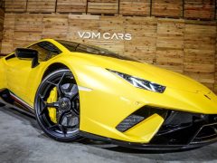 Een gele Lamborghini Huracan geparkeerd in een houten garage op de International Amsterdam Motor Show.