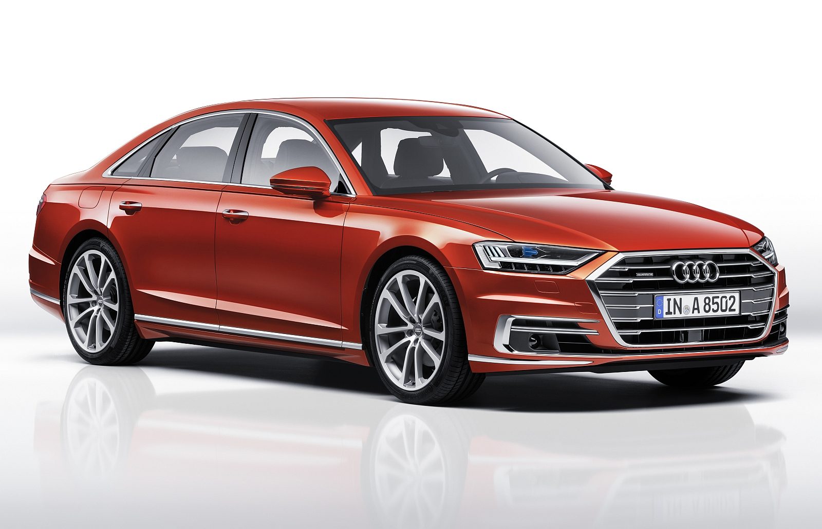 De nieuwe Audi A8 sedan wordt weergegeven op een witte achtergrond.