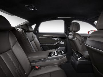 Het interieur van de Nieuwe Audi A8 met lederen stoelen.