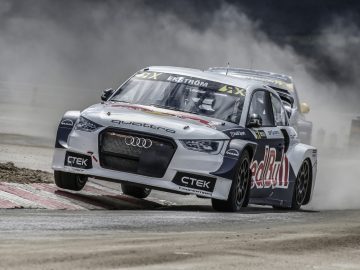 Audi-rallyauto rijdt op een stoffige baan, te zien in Daily #14.