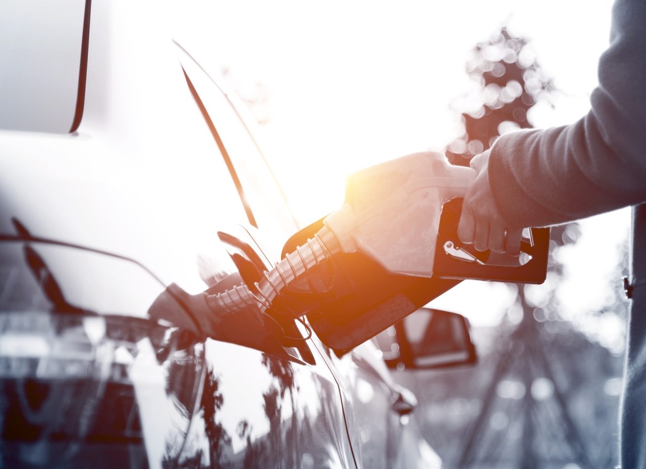 Een man tankt zijn auto vol, volgens de WLTP-normen.