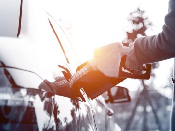 Een man tankt zijn auto vol, volgens de WLTP-normen.