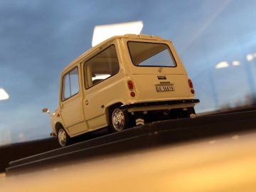 Een model van een kleine auto uit de tentoonstelling AutoRAI in Miniatuur, zittend op een tafel.