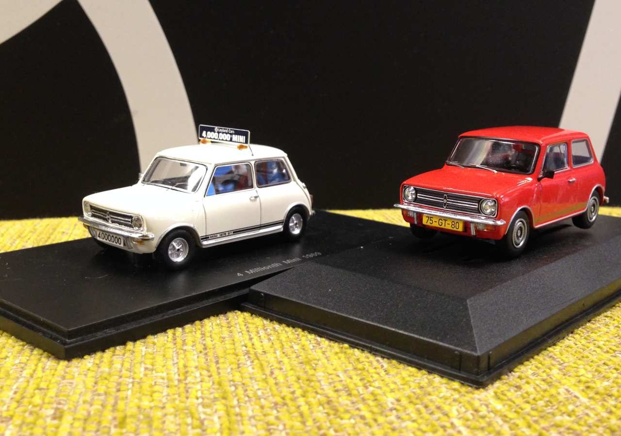 Twee Mini-atuur speelgoedauto's die op elkaar zitten.