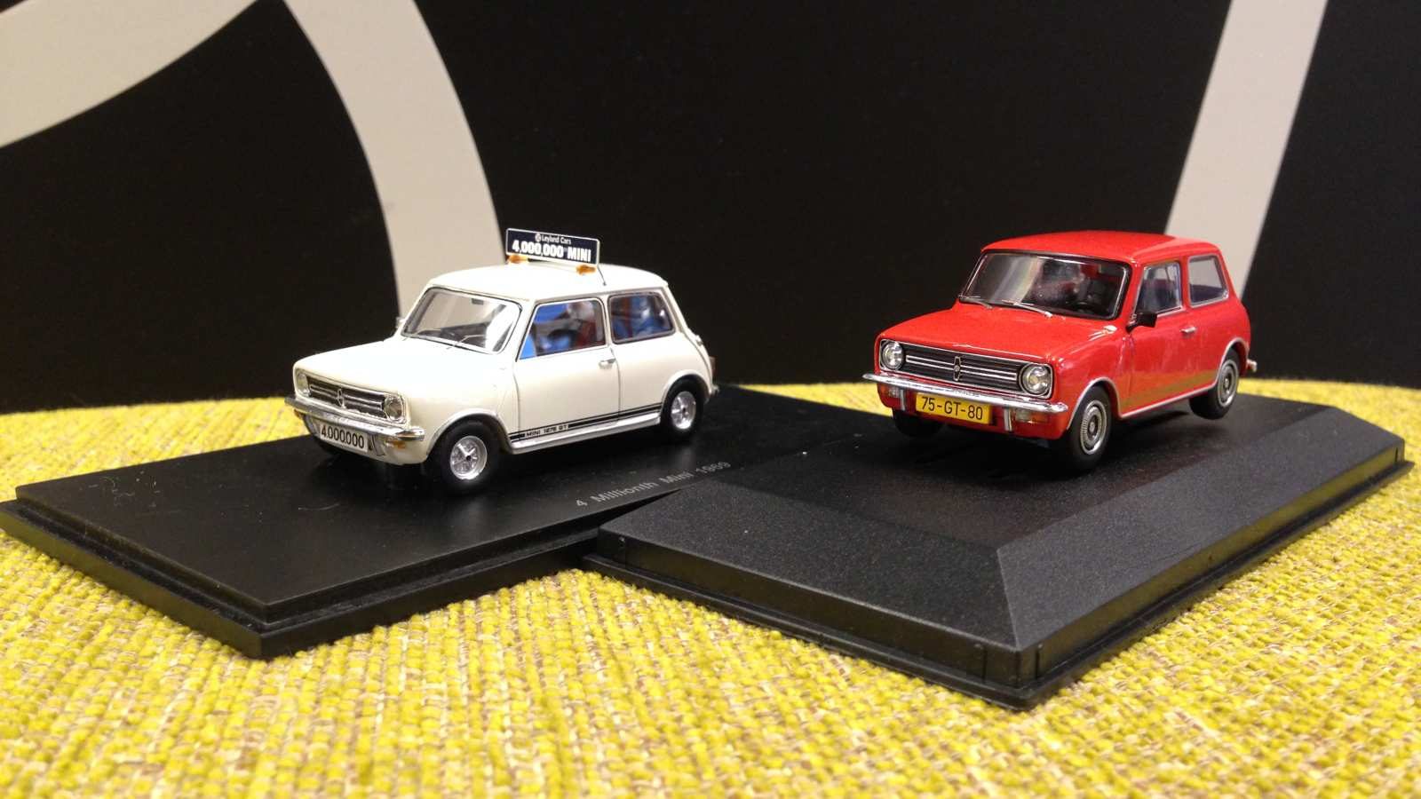 Twee Mini-atuur speelgoedauto's die op elkaar zitten.