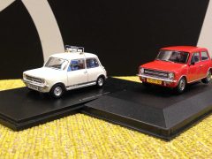 Twee Mini-atuur speelgoedauto's die op elkaar zitten.