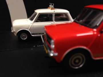 Twee speelgoedauto's op een tafel naast elkaar op de AutoRAI in Miniatuur.