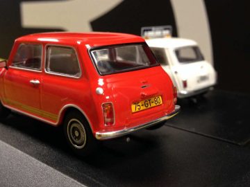 Op de AutoRAI in Miniatuur staat een rood-witte mini-cooper op een zwarte voet.