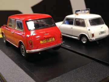 Twee speelgoed Mini Coopers op een stand op de AutoRAI in Miniatuur.