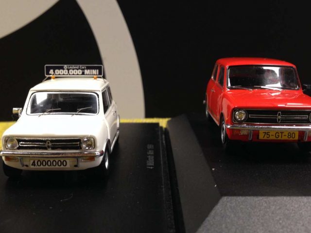 Twee speelgoedauto's op een tafel naast elkaar op de AutoRAI in Miniatuur.