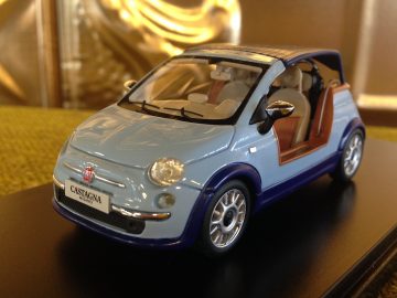 Een model van een blauwe Fiat-auto op een tafel op de AutoRAI.