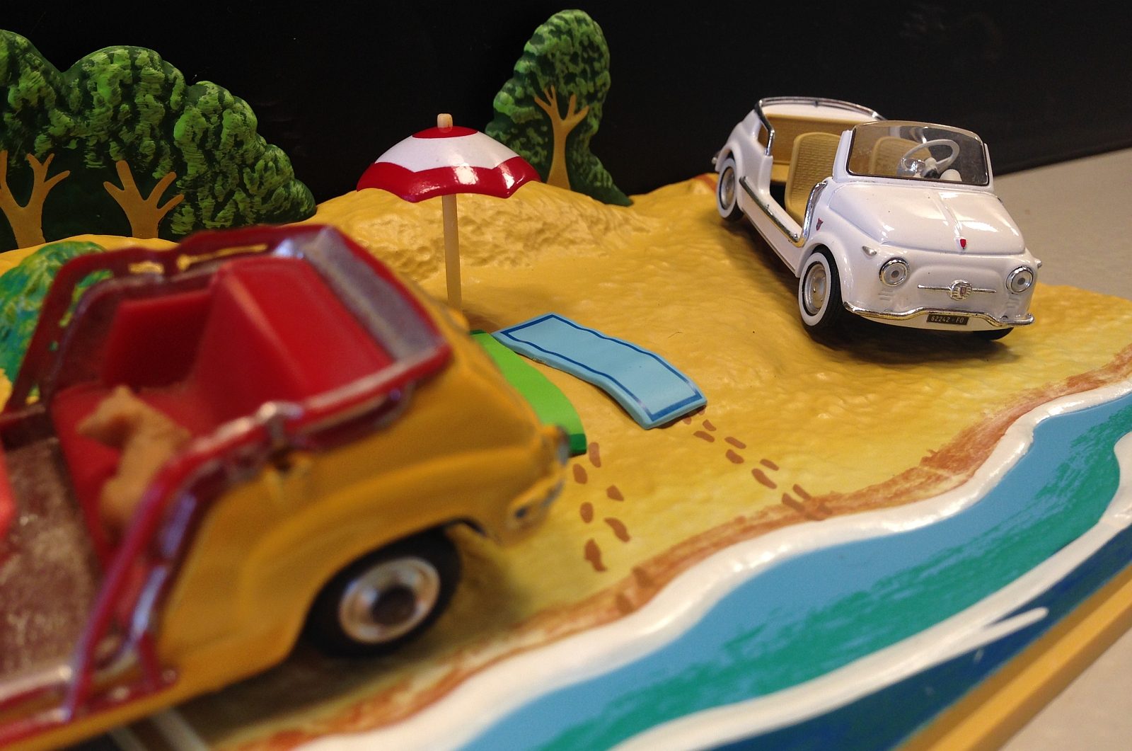 Een zomerse strandauto op het strand.