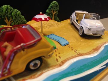 Een zomerse strandauto op het strand.