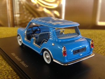 Een model van een blauwe minikuiper op een tafel bij AutoRAI in Miniatuur.