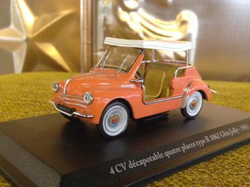 Een model van een oranje auto op standaard, tentoongesteld op de AutoRAI in Miniatuur.